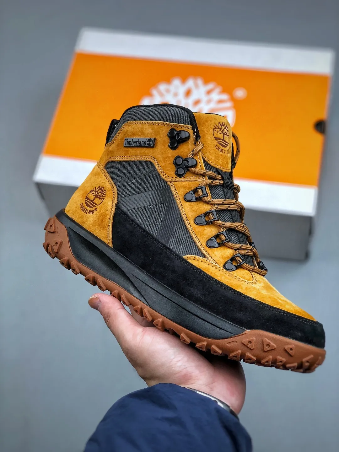 Welfare special offer 💰398 New arrival 🚀Timberland Timberland outdoor high-top casual Martin boots series Guangdong factory quality Original box original packaging The fabric is made of Italian 🇮🇹 top-grade frosted fine-grained cowhide. It is paired with anti-odor and anti-corrosion genuine leather latex insoles to give you a perfect wearing experience. High-quality and durable, a must-have for sportsmen. Specially designed to treat those who are not handsome. High-quality and first-class foot feel. Size: 39-44